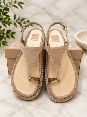 NWT Dolce Vita Stefano Gemstone Bamboo Beige Suede Thong Sandals Size7